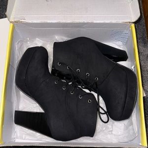 Cathy Jean black booties Size 7